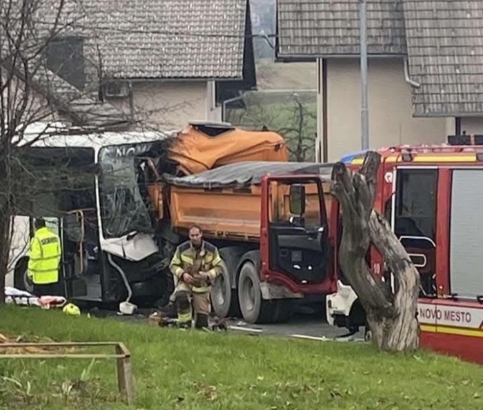 FOTO: Huda nesreča v Jurki vasi terjala smrt voznika avtobusa