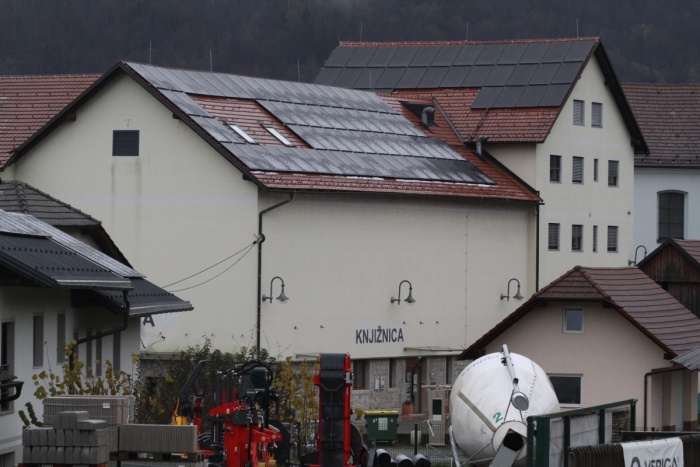 Sončne elektrarne na strehi kulturnega doma in občine (Foto: R. N.)