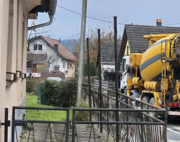 Trčil v podporni zid; pridržali so ga po nasilju nad partnerko