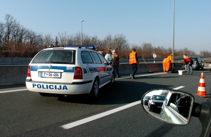 Pri zavijanju spregledal peško