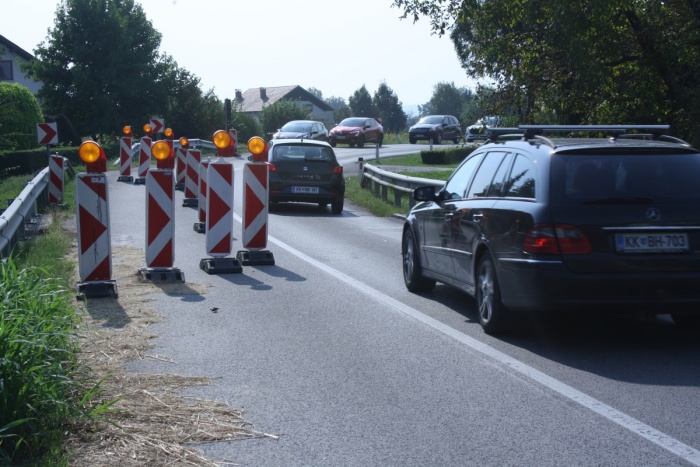 Cesta v Gornjem Lenartu je zaprta že toliko časa, da so se zamenjali letni časi, kot kaže fotografija z začetka septembra, prometne razmere pa so ostale enake ali so še bolj nevzdržne. (Foto: M. L.)