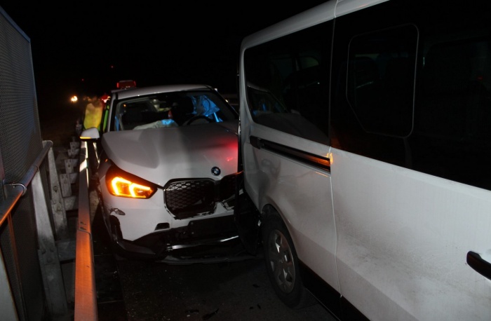 FOTO: Na AC trčila kombi in električni BMW