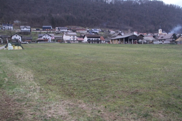  Na območju v Dolnji Straži je predvidenih 18 novih stanovanjskih hiš. (Foto: R. N.)