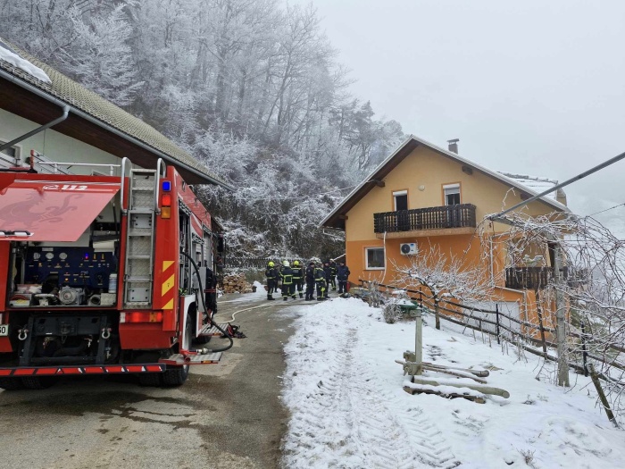 FOTO: Gorelo na podstrešju