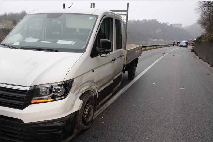 Posledice včerajšnje nesreče med kombijem in osebnim avtomobilom. (Foto: PGE Krško)