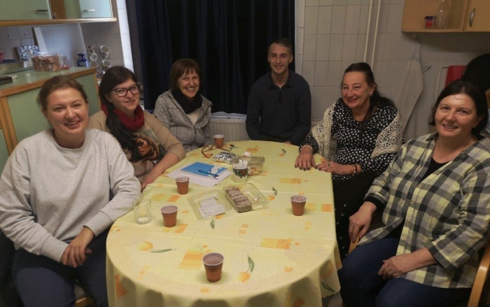 Njihov zaščitni znak sta smeh in dobra volja: z leve Natalija Juvščenko, Silva Plut, Marica Balkovec, Marko Bubnjić, Mojca Ivanušec, Katarina Klevišar. (Foto: M. G.)