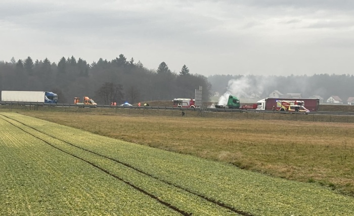 FOTO: Dolenjska AC spet prevozna; zaradi gorečega vozila zaprt le še vozni pas