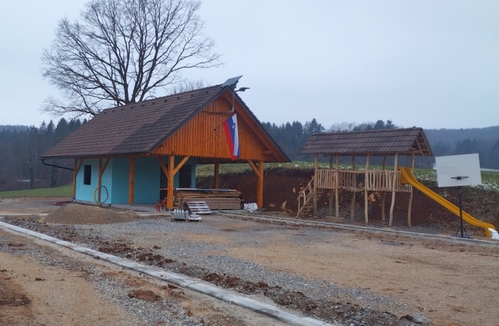 Vaško središče v Goriški vasi dobiva pravo podobo, lesen objekt že stoji, zdaj ga deloma zapirajo, zraven njega pa je lično otroško igralo. (Foto: P. Povše)