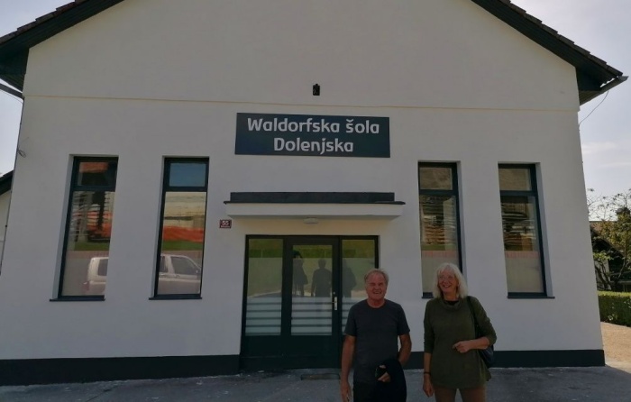 Direktor Waldorfske šole Ljubljana Iztok Kordiš in Vera Grobelšek pred stavbo Waldorfske šole Dolenjska v Šmarjeti (Foto: L. M.)