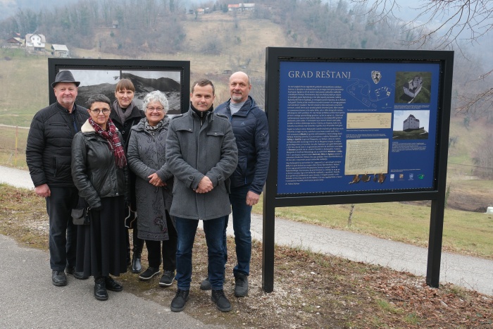 FOTO: Nove informacijske table na Reštanju