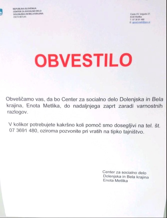 Napis na vratih metliške enote CSD, ki je vznemiril občane 