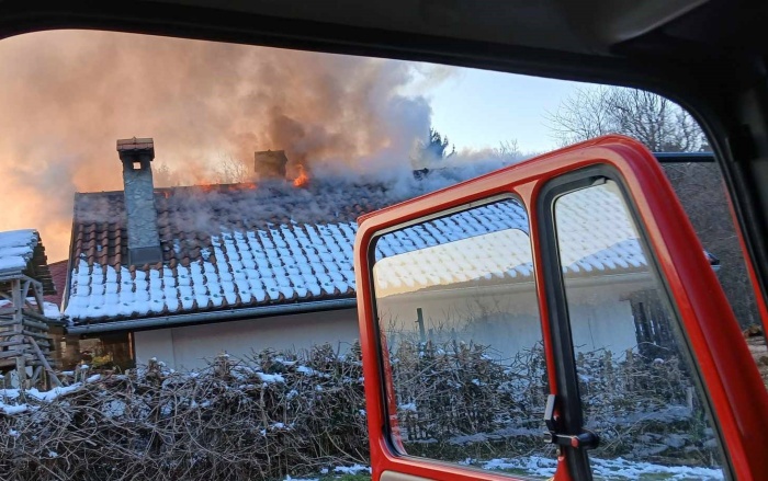 FOTO: V Kraški vasi zagorelo celotno ostrešje hiše