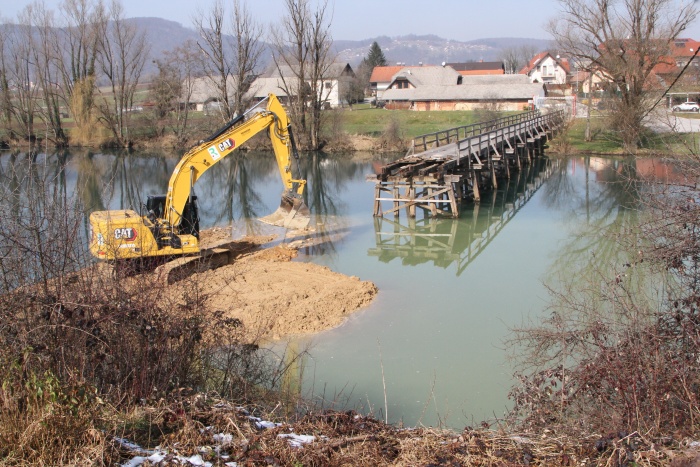 Volavški del mostu je že porušen