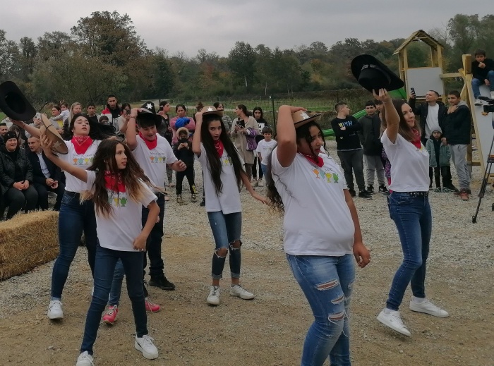 Romska dekleta je treba ozavestiti, da si s prezgodnjo poroko ne zapečatijo prihodnosti. Na fotografiji je plesna skupina iz večnamenskega centra v Dobruški vasi, 