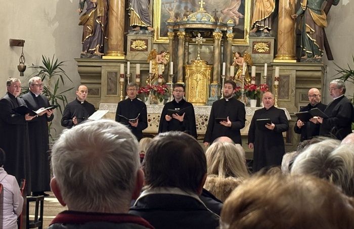 Duhovniškemu oktetu Oremus je prisluhnila polna cerkev v Šentjerneju. Šentjernejski župnik Janez Rihtaršič je prvi z desne. (Foto: Sašo Brudar)