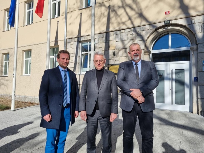 Župan Gregor Košir, minister Matjaž Han in poslanec  Predrag Baković pred stavbo Občine Kočevje. (Foto: Občina Kočevje)