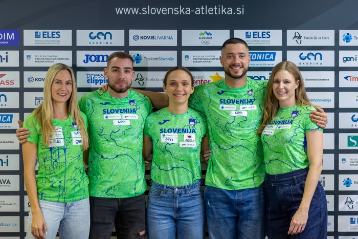 Peterica od osemčlanske reprezentance, ki bo nastopila na EP v Apeldoornu. Tina Šutej in Anita Horvat sta se novinarske konference udeležili preko video klica. (Foto: Peter Kastelic / AZS)