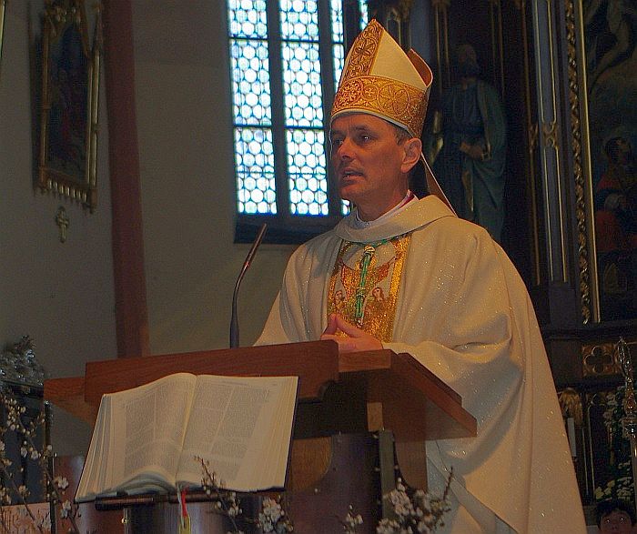 Novomeški škof msgr. dr. Andrej Saje je duhovnikom že izročil imenovanja. (Foto: L. M.)