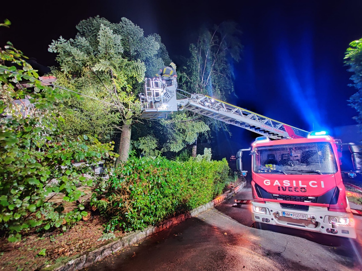 V ponedeljek zvečer so trebanjski gasilci posredovali zaradi podrtega drevesa na Vini Gorici. Drevo, ki je bilo zapleteno tudi v električno napeljavo, so s pomočjo  krajanov stabilizirali, obrezali veje in kontrolirano spustili na tla. (Foto: PGD Trebnje)