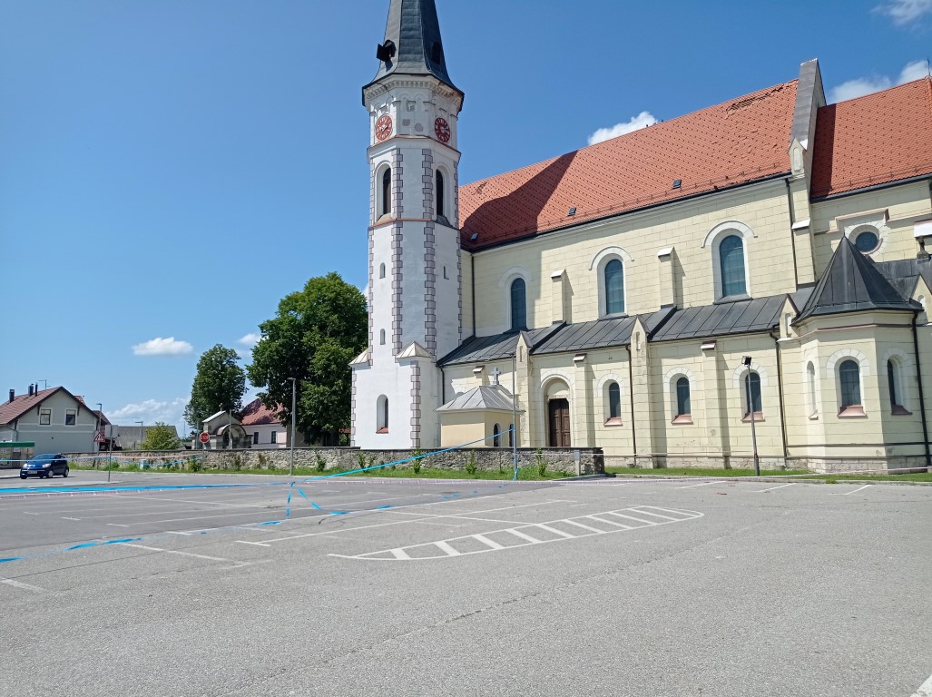 Parkirišče med cesto Dobova-Loče in cerkvijo je prazno, ker so ga zaradi poškodovanega bližnjega zvonika preventivno zaprli. (Vse foto: M. L.)