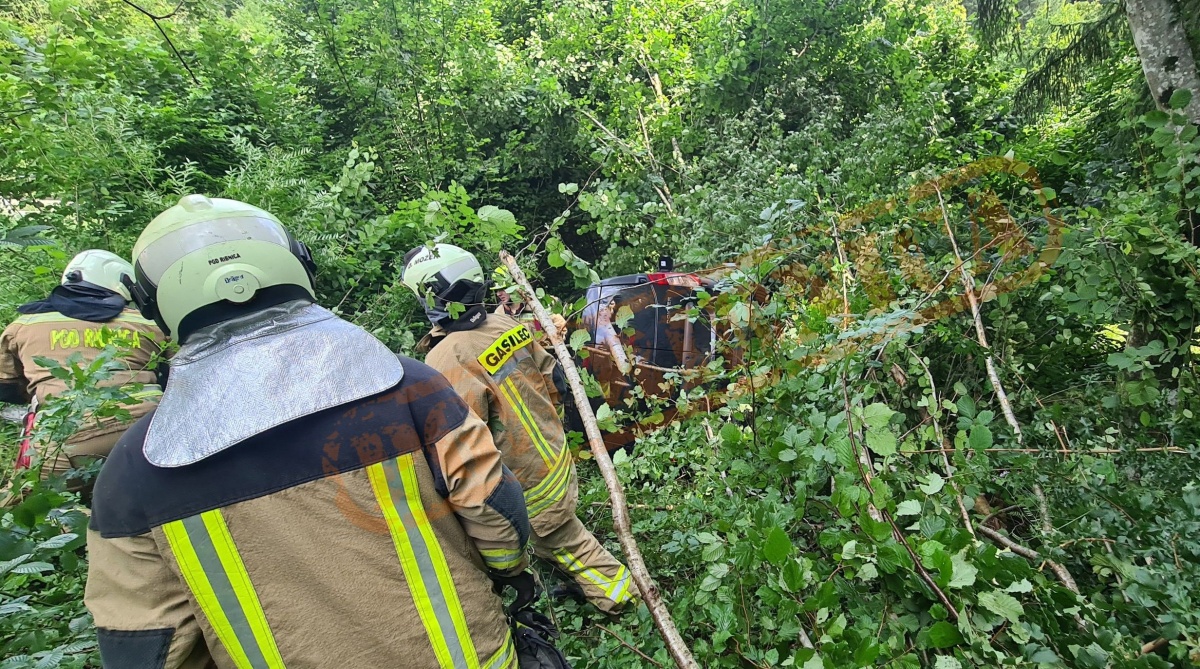 FOTO Kombi zdrsnil pod cesto nesreči z motorjem in traktorjem Dolenjski list