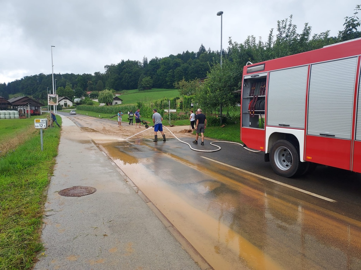 Dolenjski gasilci danes ne odstranjujejo le podrtih dreves po jutranji nevihti in pokrivajo poškodovane strehe, tudi na cestah imajo delo. Tako je denimo nanos blata na cesti Trebnje - Šentlovrenc onemogočal varno vožnjo. Očistili so jo skupaj z domačini tega dela Velike  Loke. (Foto: PGD Velika Loka)