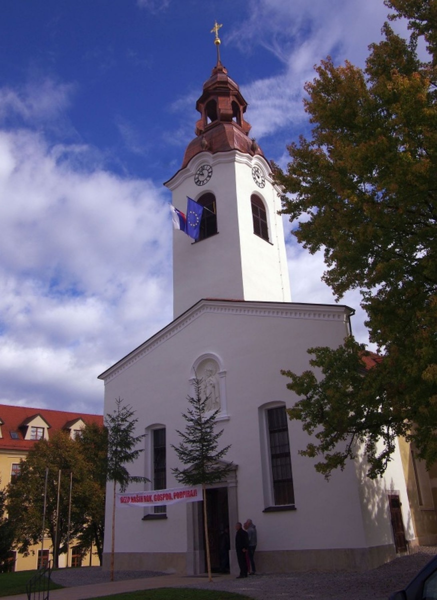 Prenovljena šmihelska cerkev z  novim zvonikom