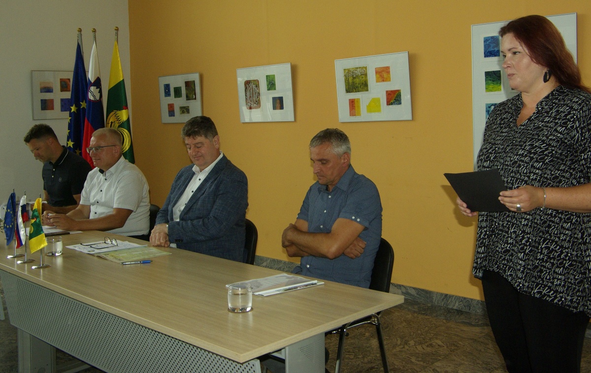 Tanja Brate (na desni), višja svetovalka za upravne zadeve na občini Šentjernej, je vodila novinarsko konferenco.