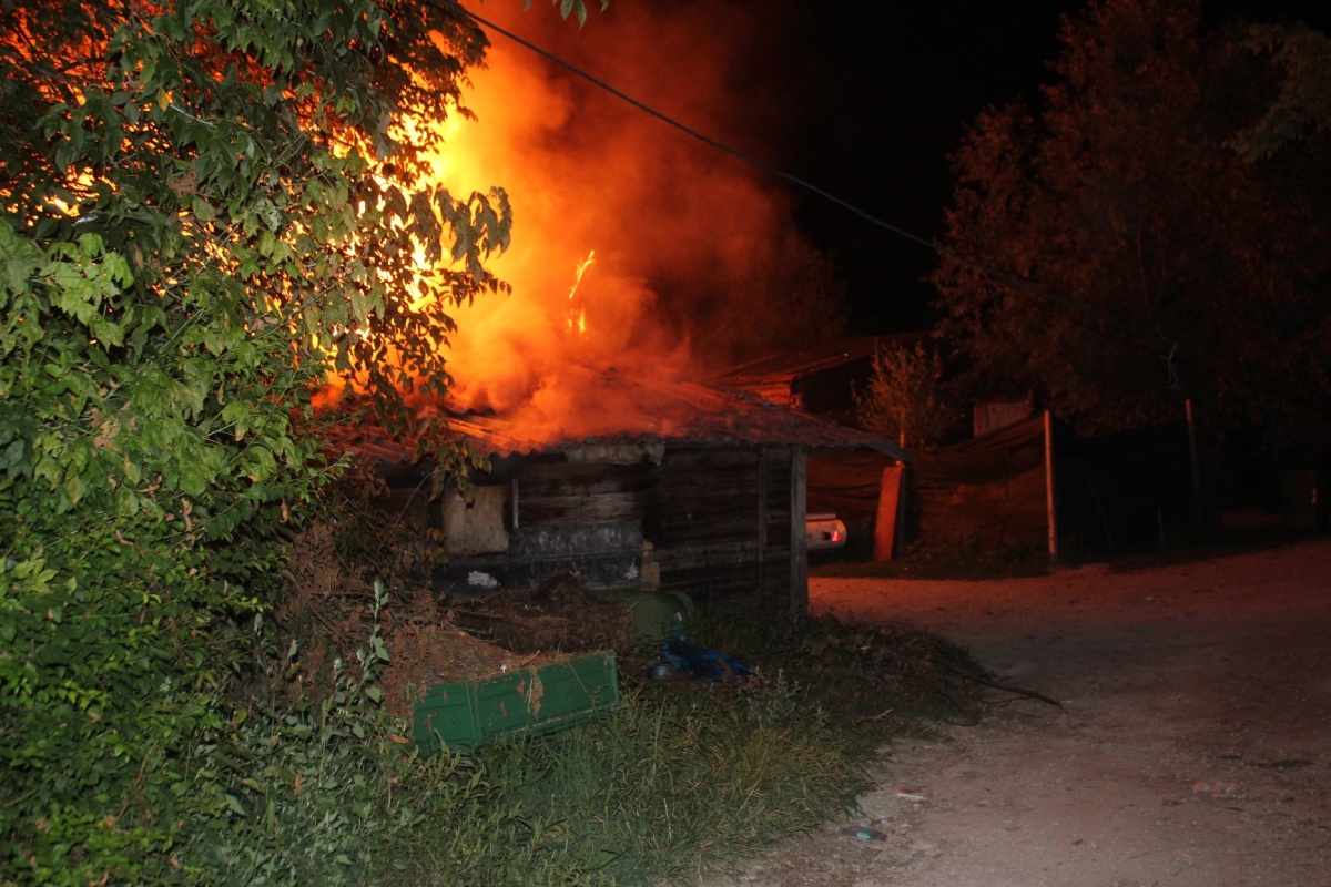 V noči na soboto je gorelo v Dobruški vasi. Policisti sumijo na požig. (Foto: PUNM)