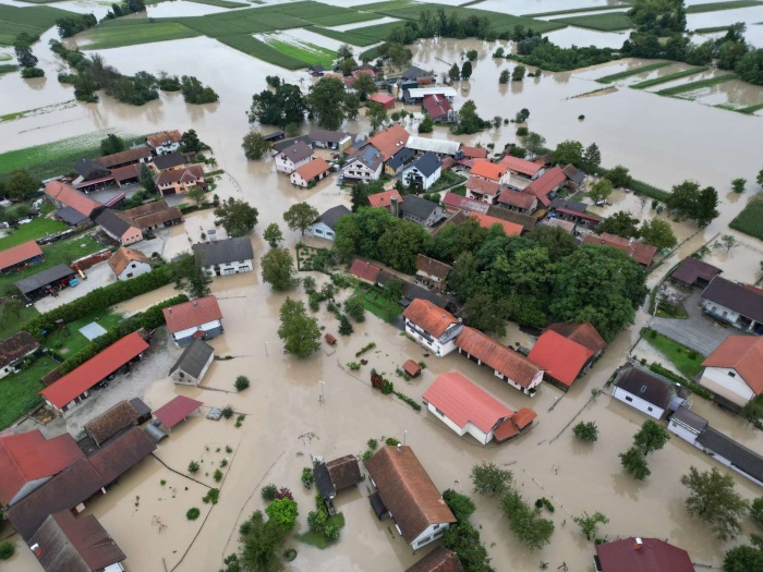 V avgustovskih poplavah je bilo najhuje v Ločah in Krški vasi (Loče iz zraka; arhiv: L. Koršič)