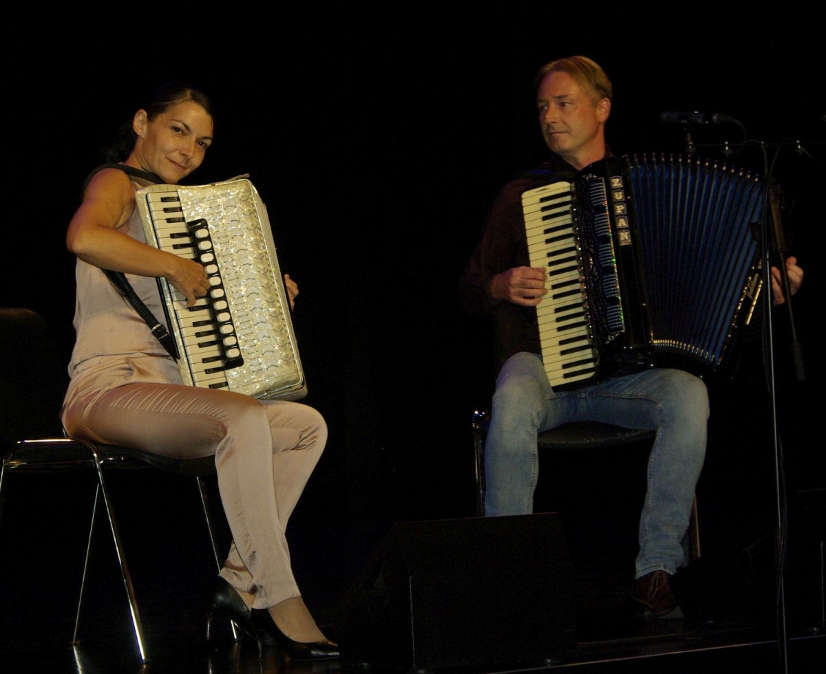 Izvrsten harmonikarski duo Katarina Štefanič Rožanec in Tomaž Rožanec iz Podbočja sta dokazala, da se da na harmoniko zaigrati karkoli, od klasike do popevke.