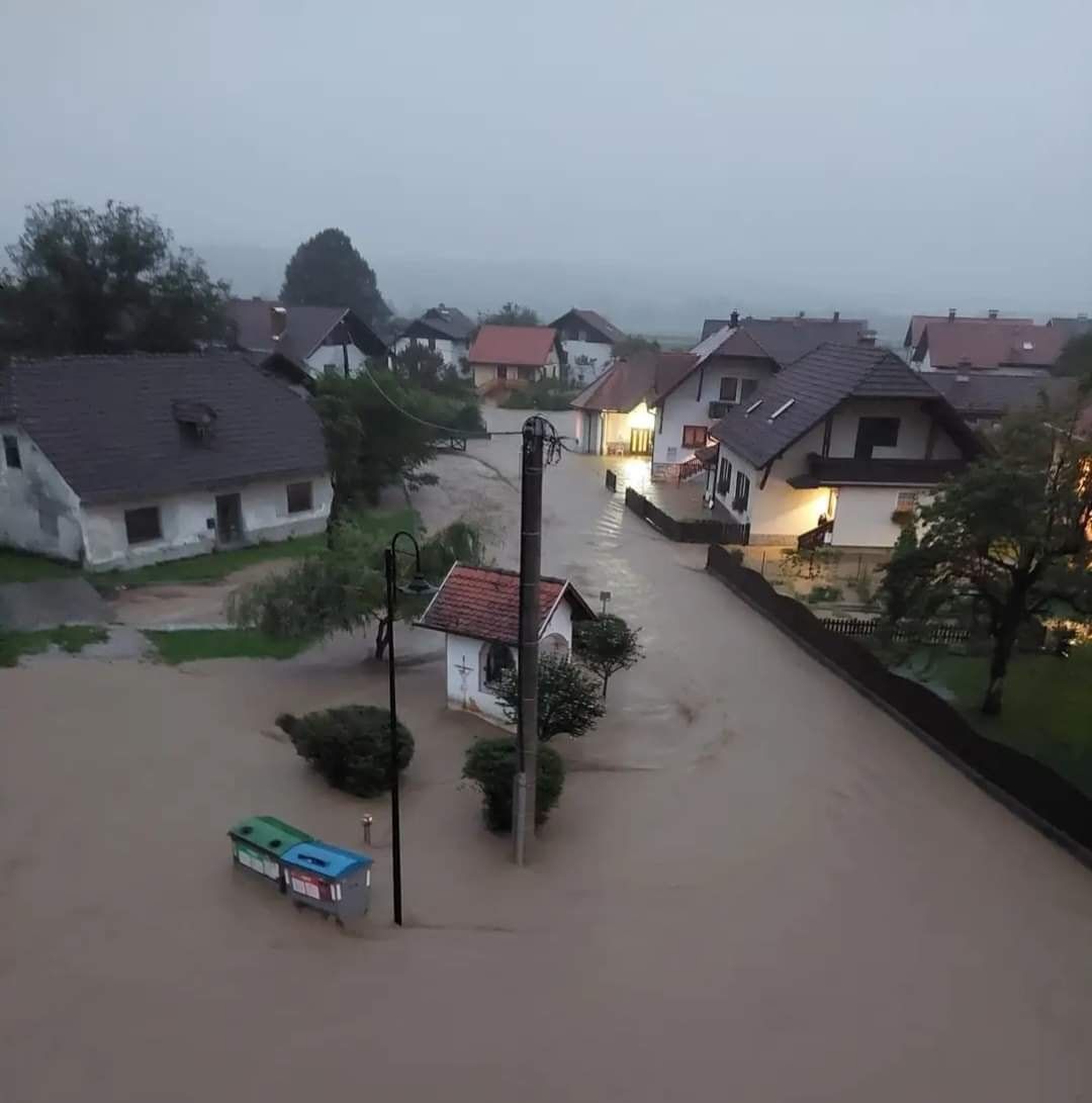V naši regiji večjih poplav zaenkrat še ni, a Krka in Kolpa bosta poplavljali danes in v noči na soboto. Takole pa je trenutno v Rečici ob Savinji. (Foto: Meteoinfo Slovenija)