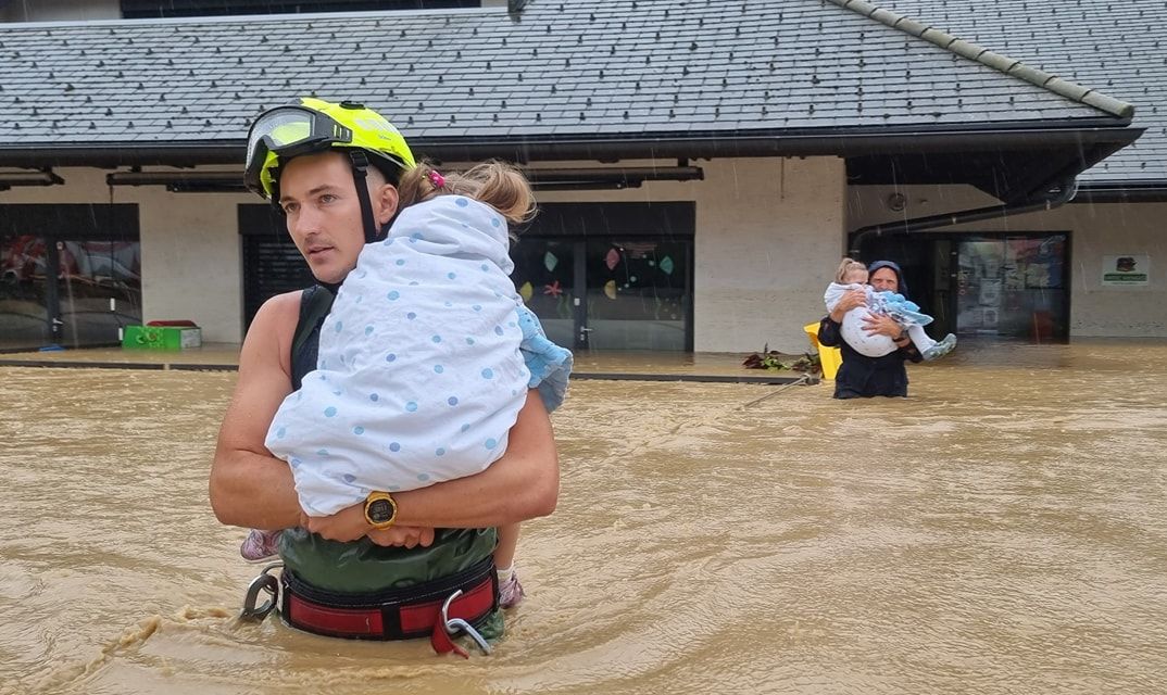 Mengeš danes: iz vrtca Gobica so gasilci vseh 22 otrok evakuirali na varno v drugo vrtčevsko enoto. (Foto: PGD Mengeš)