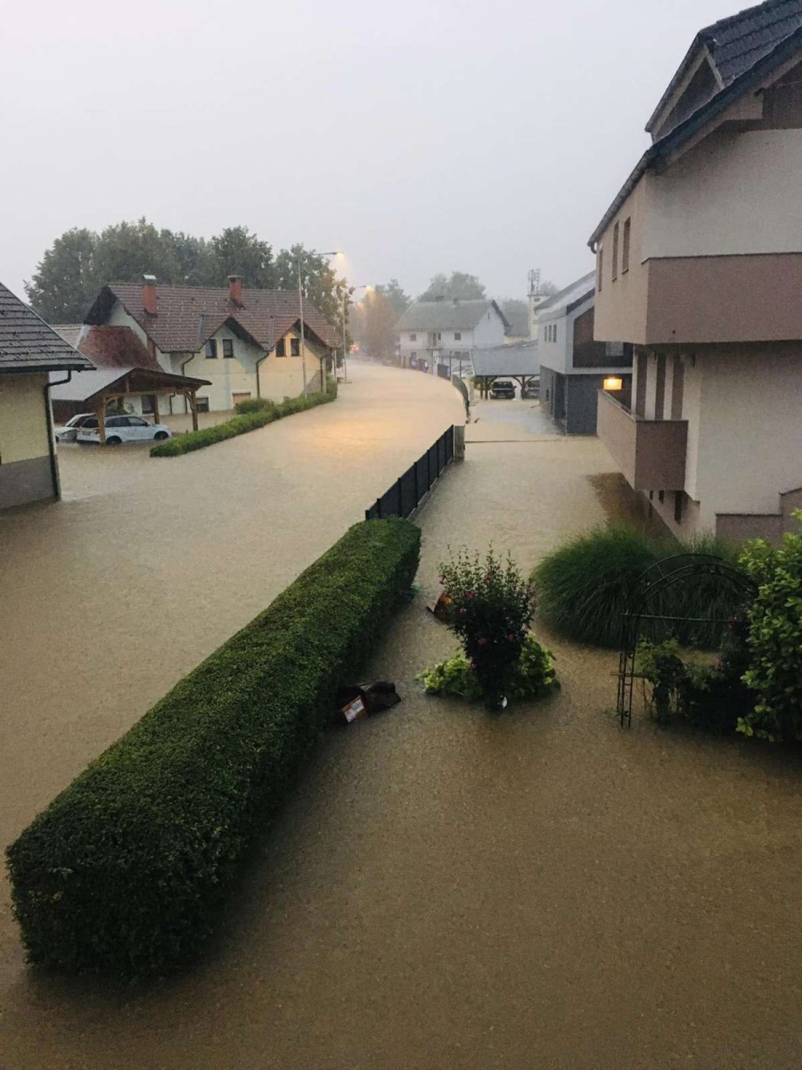 Poplavljena Kokrica, naselje v Mestni občini Kranj (FB A. K.)