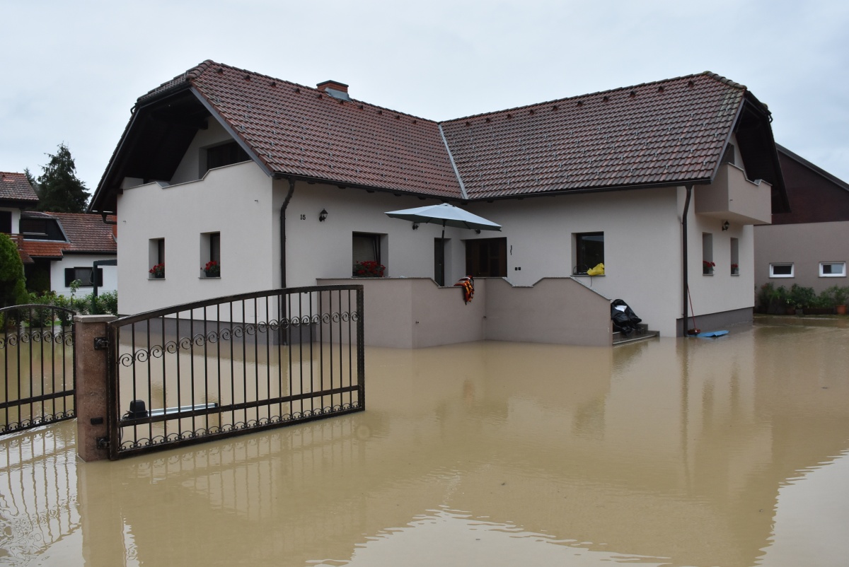 Največ težav v Krški vasi, Ločah; 2.000 evakuiranih turistov nazaj v čateški kamp