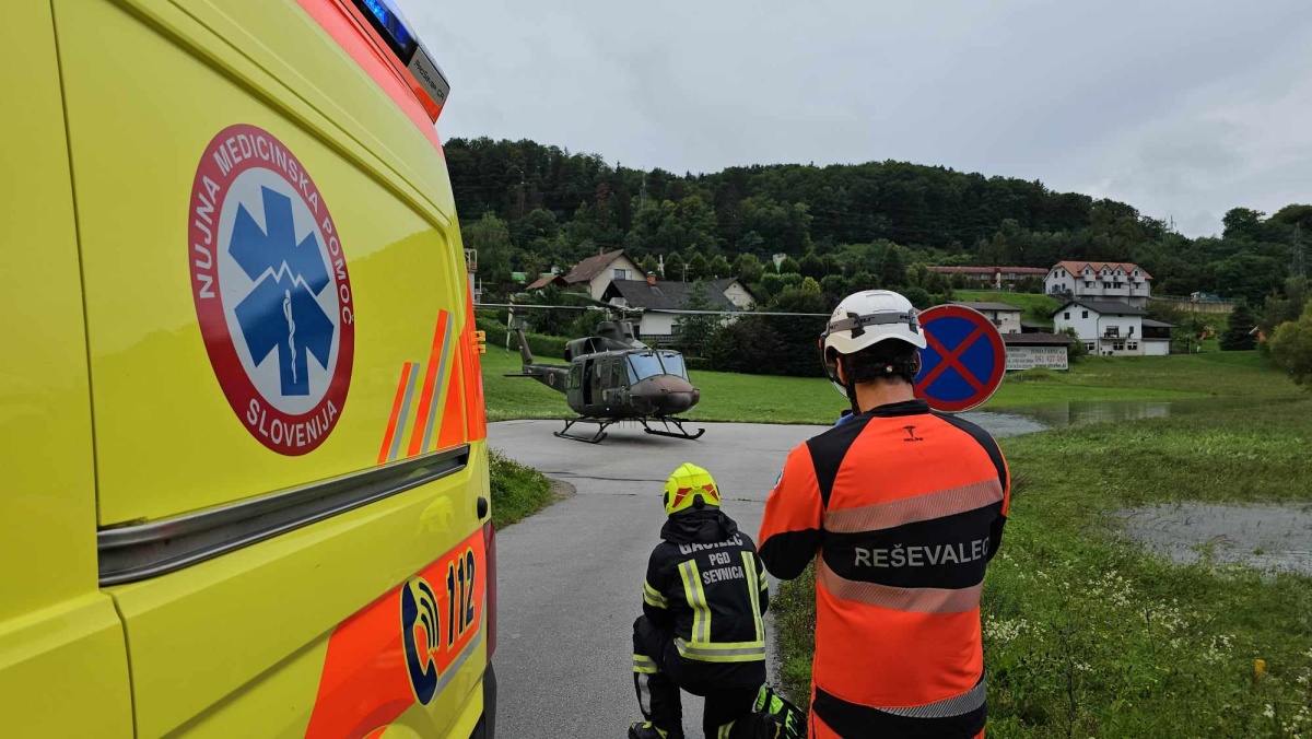 Današnja pomoč helikopterja in gasilcev pri Sevnici (Foto: PGD Sevnica)