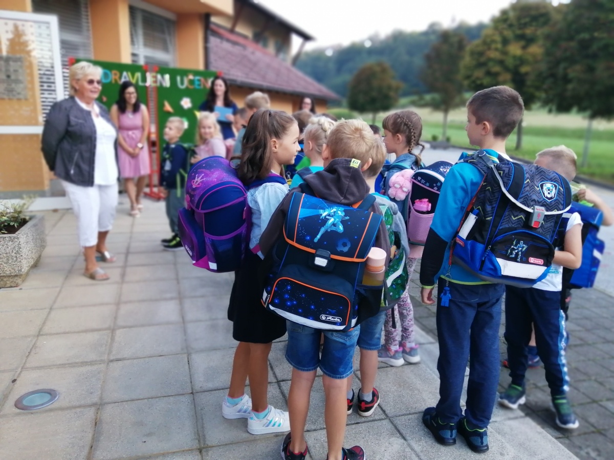 Učence je uvodoma pozdravila vodja podružnične šole Dvor Tatjana Hren in  jim zaželela uspešno novo šolsko leto, nato pa so otroci v spremstvu  razredničark odšli v razred.
