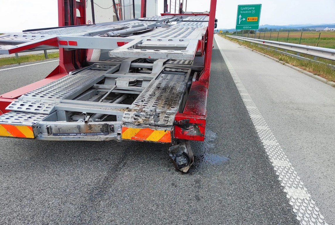 FOTO: V trčenju tovornjaka in terenca poškodovanca iz pločevine rešili gasilci