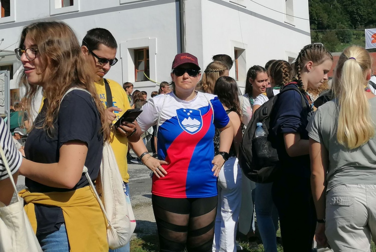 Ena od udeleženk je bila oblečena v barvah slovenske zastave.