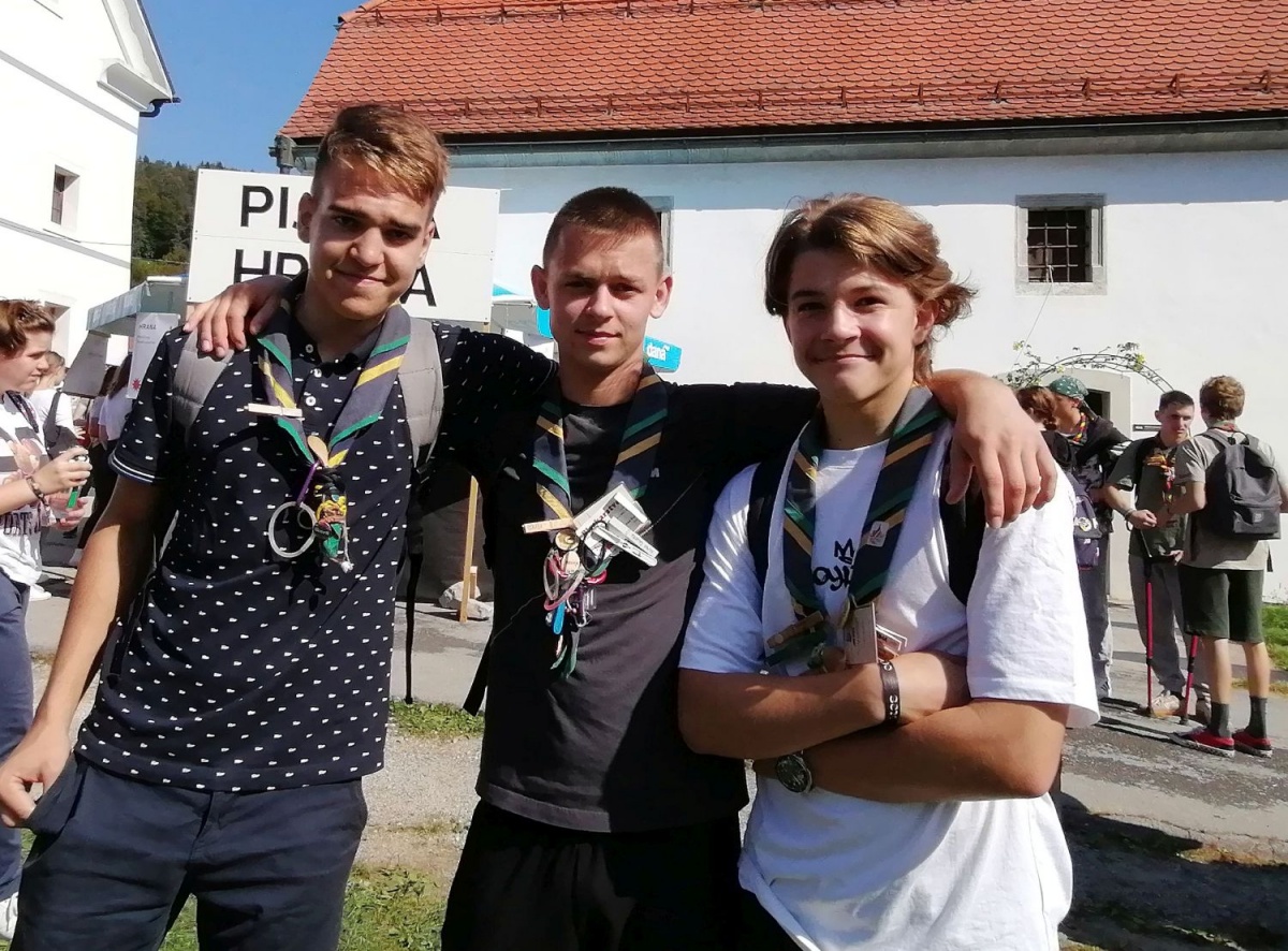 Trije mladi dolenjski skavti Andraž, Tobija in Jure so v Stični preživeli lep dan v družbi sovrstnikov.