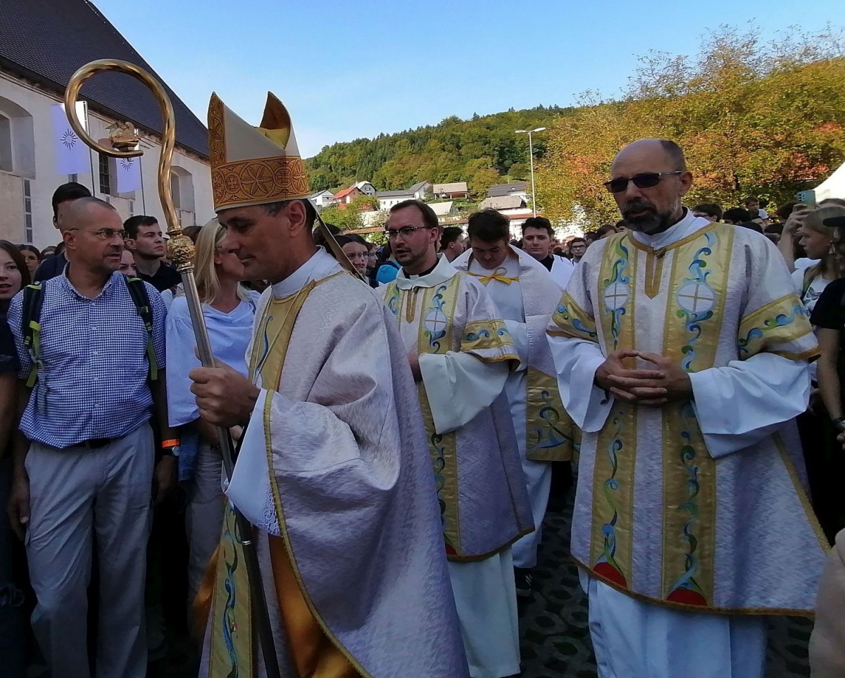 Mašo je daroval novomeški škof msgr. dr. Andrej Saje.