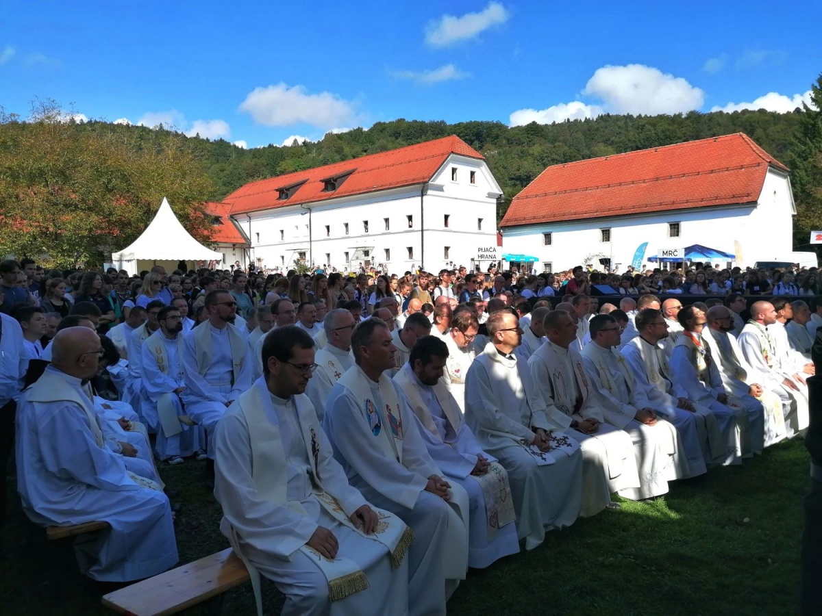V Stično je prišlo tudi veliko duhovnikov.