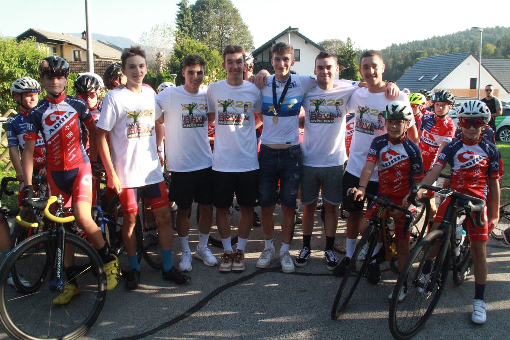 Anže Ravbar s kolesarji iz novomeškega kluba Adria Mobil.