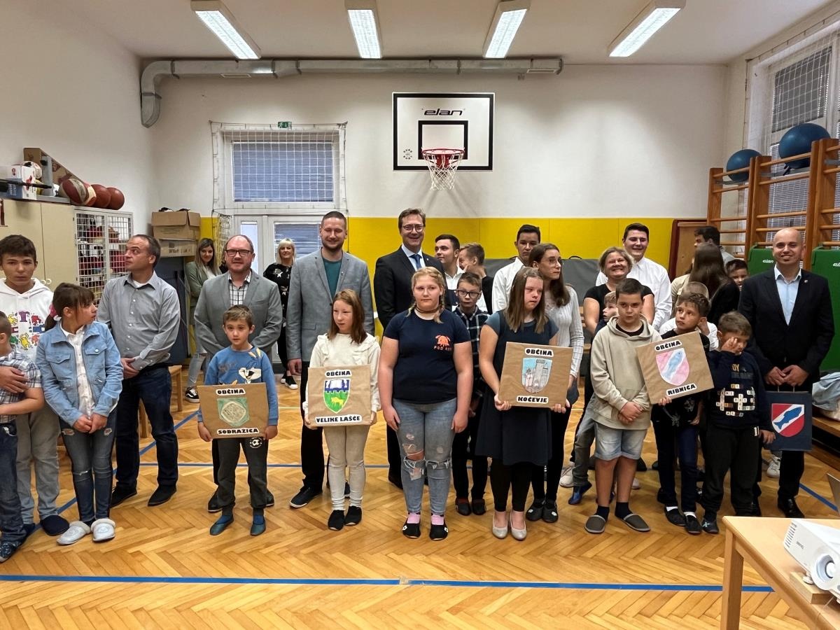 Župani z učenkami in učenci OŠ Ljubo Šercer (Foto: Občina Kočevje)