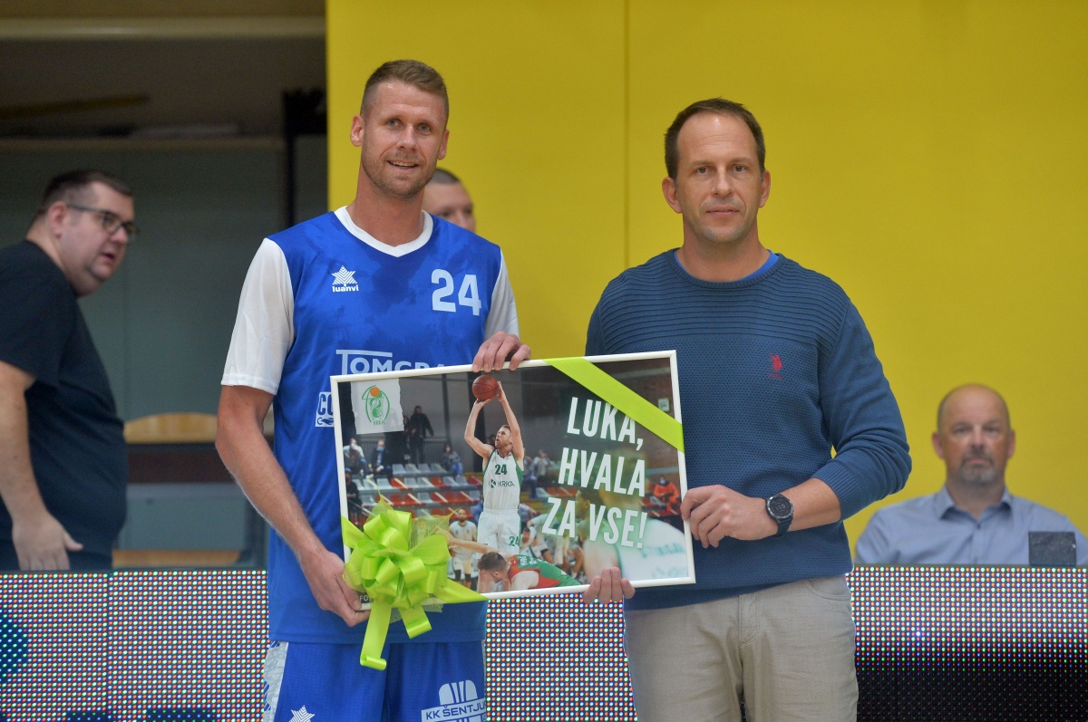 Pred tekmo so se v Krki zahvalili nekdanjemu kapetanu Luki Laporniku, ki zdaj igra za Šentjur, je pa v dveh obdobjih dres Novomeščanov nosil skupaj sedem let in osvojil 7 lovorik – 1 naslov državnega prvaka, 4 pokale Spar in 2 superpokala. Predsednik kluba Andraž Šuštarič mu je izročil priložnostno darilo in se mu zahvalil za vse, kar je storil za klub.