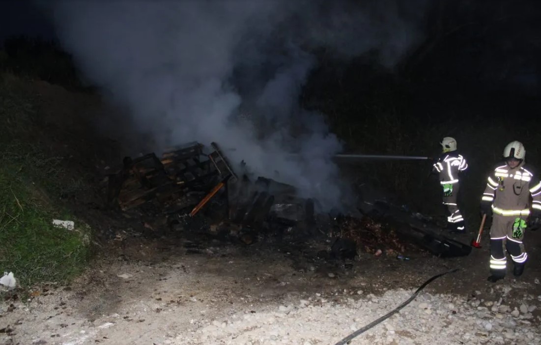 To pa je kup odpadnega lesa, ki so ga v Vrbini gasili krški poklicni gasilci. (Foto: PGE Krško)