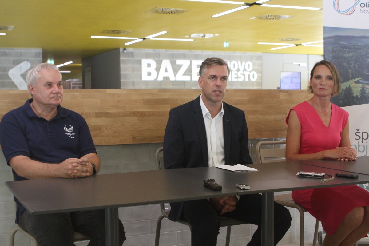 Na novinarski konferenci so o novem bazenu spregovorili predsednik Plavalne zveze Slovenije dr. Boro Štrumbelj, novomeški župan Gregor Macedoni in vodja bazena Ana Seliškar. (Foto: I. Vidmar)