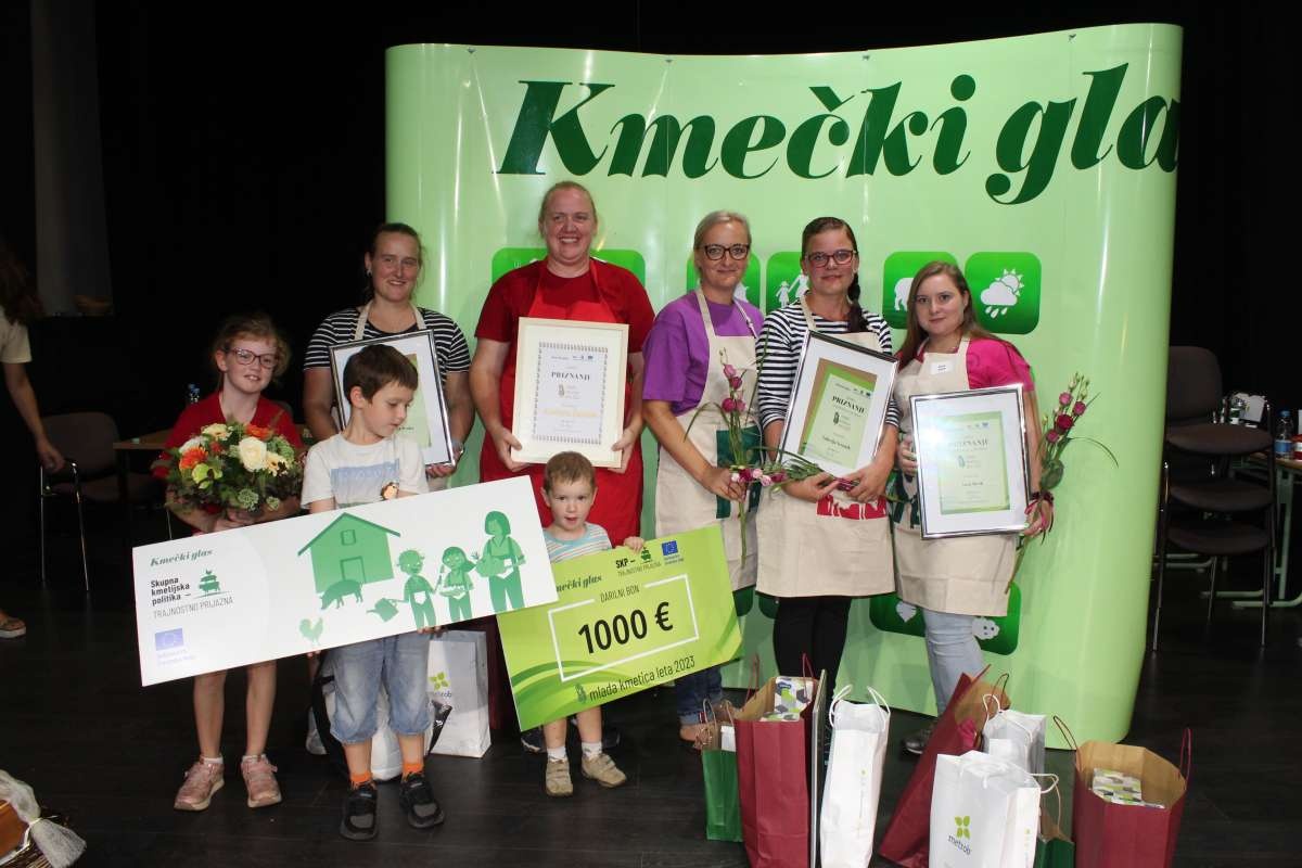 Jubilejni 20. izbor mlade kmetice leta, na katerem je letos zmagala Karmen Čarman z Bučke (na fotografiji v rdečem). (Foto: Kristijan Hrastar/Kmečki glas)