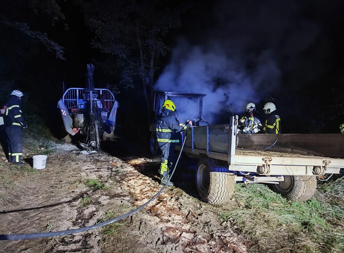 FOTO: Zagorel traktor z gozdarsko prikolico