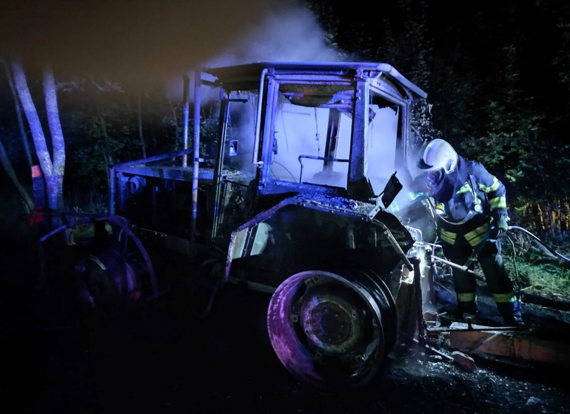 Požar na traktorju in gozdarski prikolici (Foto: PGE Krško)